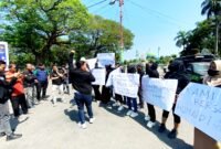 Puluhan jurnalis turun jalan menggelar aksi solidaritas di Arek Lancor Pamekasan. (MOH. IQBALUL KHAVEI MZ / KLIKMADURA)