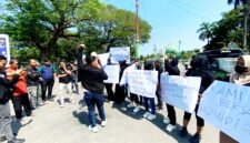 Puluhan jurnalis turun jalan menggelar aksi solidaritas di Arek Lancor Pamekasan. (MOH. IQBALUL KHAVEI MZ / KLIKMADURA)