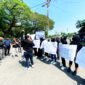 Puluhan jurnalis turun jalan menggelar aksi solidaritas di Arek Lancor Pamekasan. (MOH. IQBALUL KHAVEI MZ / KLIKMADURA)