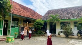 Siswi SDN Jungcancang 3 berada di halaman sekolahnya. (DOK. KLIKMADURA)