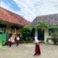 Siswi SDN Jungcancang 3 berada di halaman sekolahnya. (DOK. KLIKMADURA)
