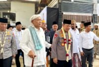 Pengasuh Ponpes Al-Hamidy Banyuanyar RKH. Muhammad Rofi’i Baidhowi menggandeng Kapolri Jenderal Listyo Sigit Prabowo saat kunjungan. (MOH. IQBALUL KHAVEI MZ / KLIKMADURA)