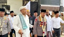 Pengasuh Ponpes Al-Hamidy Banyuanyar RKH. Muhammad Rofi’i Baidhowi menggandeng Kapolri Jenderal Listyo Sigit Prabowo saat kunjungan. (MOH. IQBALUL KHAVEI MZ / KLIKMADURA)