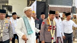 Pengasuh Ponpes Al-Hamidy Banyuanyar RKH. Muhammad Rofi’i Baidhowi menggandeng Kapolri Jenderal Listyo Sigit Prabowo saat kunjungan. (MOH. IQBALUL KHAVEI MZ / KLIKMADURA)