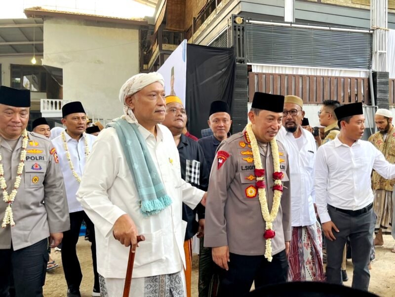 Pengasuh Ponpes Al-Hamidy Banyuanyar RKH. Muhammad Rofi’i Baidhowi menggandeng Kapolri Jenderal Listyo Sigit Prabowo saat kunjungan. (MOH. IQBALUL KHAVEI MZ / KLIKMADURA)