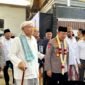 Pengasuh Ponpes Al-Hamidy Banyuanyar RKH. Muhammad Rofi’i Baidhowi menggandeng Kapolri Jenderal Listyo Sigit Prabowo saat kunjungan. (MOH. IQBALUL KHAVEI MZ / KLIKMADURA)