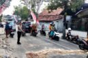 Anggota Satlantas Polres Sampang menunjuk lokasi lakalantas yang menewaskan pelajar. (POLRES SAMPANG FOR KLIKMADURA)