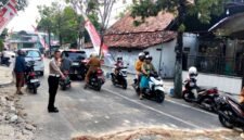 Anggota Satlantas Polres Sampang menunjuk lokasi lakalantas yang menewaskan pelajar. (POLRES SAMPANG FOR KLIKMADURA)