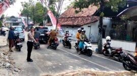 Anggota Satlantas Polres Sampang menunjuk lokasi lakalantas yang menewaskan pelajar. (POLRES SAMPANG FOR KLIKMADURA)