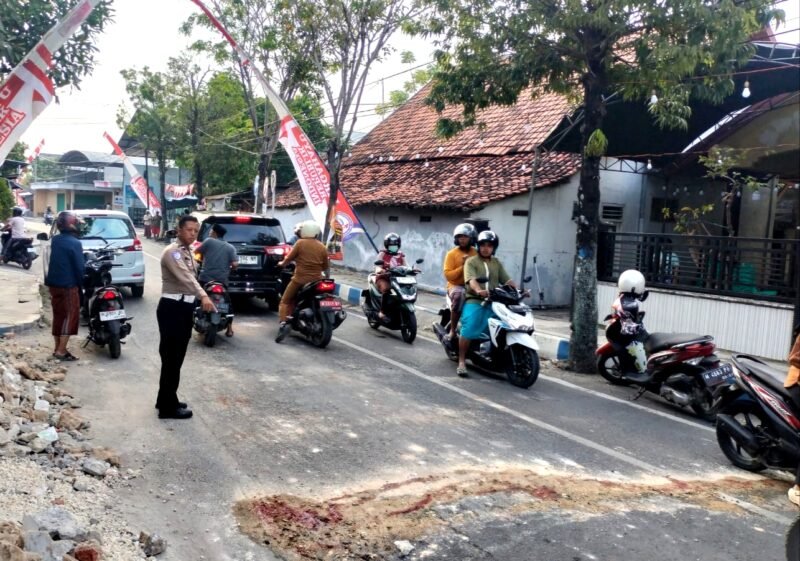 Anggota Satlantas Polres Sampang menunjuk lokasi lakalantas yang menewaskan pelajar. (POLRES SAMPANG FOR KLIKMADURA)