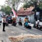 Anggota Satlantas Polres Sampang menunjuk lokasi lakalantas yang menewaskan pelajar. (POLRES SAMPANG FOR KLIKMADURA)