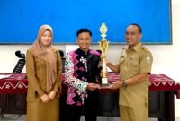Moch. Yusron, S.Pi saat menerima penghargaan dari Kepala Disporabudpar Sampang, Marnilem. (ISTIMEWA)