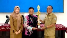 Moch. Yusron, S.Pi saat menerima penghargaan dari Kepala Disporabudpar Sampang, Marnilem. (ISTIMEWA)