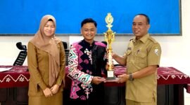 Moch. Yusron, S.Pi saat menerima penghargaan dari Kepala Disporabudpar Sampang, Marnilem. (ISTIMEWA)