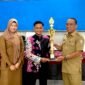 Moch. Yusron, S.Pi saat menerima penghargaan dari Kepala Disporabudpar Sampang, Marnilem. (ISTIMEWA)