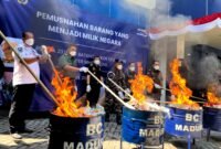 Suasana pemusnahan rokok ilegal di Kantor Bea Cukai Madura. (MOH. IQBALUL KHAVEI MZ / KLIKMADURA)
