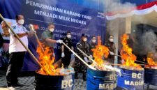 Suasana pemusnahan rokok ilegal di Kantor Bea Cukai Madura. (MOH. IQBALUL KHAVEI MZ / KLIKMADURA)