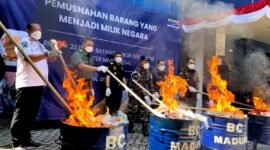 Suasana pemusnahan rokok ilegal di Kantor Bea Cukai Madura. (MOH. IQBALUL KHAVEI MZ / KLIKMADURA)