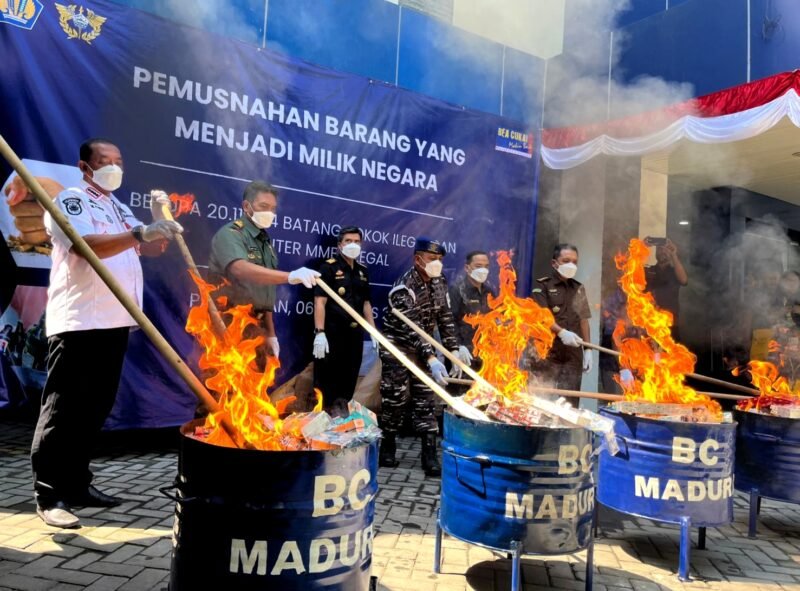 Suasana pemusnahan rokok ilegal di Kantor Bea Cukai Madura. (MOH. IQBALUL KHAVEI MZ / KLIKMADURA)