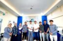 CEO Klik Madura, H. Muhammad Mukit,. ST,. MT (baju putih) ditemani seluruh kru foto bersama Dubes RI untuk Tunisia, Zuhairi Misrawi di Kantor Pusat Klik Madura. (IMDAD FAIHA ILA SABILA / KLIKMADURA)