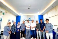CEO Klik Madura, H. Muhammad Mukit,. ST,. MT (baju putih) ditemani seluruh kru foto bersama Dubes RI untuk Tunisia, Zuhairi Misrawi di Kantor Pusat Klik Madura. (IMDAD FAIHA ILA SABILA / KLIKMADURA)