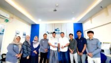 CEO Klik Madura, H. Muhammad Mukit,. ST,. MT (baju putih) ditemani seluruh kru foto bersama Dubes RI untuk Tunisia, Zuhairi Misrawi di Kantor Pusat Klik Madura. (IMDAD FAIHA ILA SABILA / KLIKMADURA)