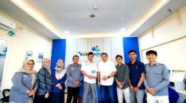 CEO Klik Madura, H. Muhammad Mukit,. ST,. MT (baju putih) ditemani seluruh kru foto bersama Dubes RI untuk Tunisia, Zuhairi Misrawi di Kantor Pusat Klik Madura. (IMDAD FAIHA ILA SABILA / KLIKMADURA)