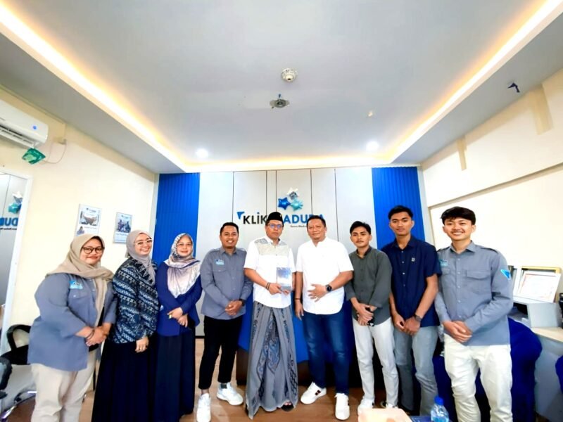 CEO Klik Madura, H. Muhammad Mukit,. ST,. MT (baju putih) ditemani seluruh kru foto bersama Dubes RI untuk Tunisia, Zuhairi Misrawi di Kantor Pusat Klik Madura. (IMDAD FAIHA ILA SABILA / KLIKMADURA)