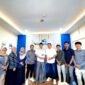 CEO Klik Madura, H. Muhammad Mukit,. ST,. MT (baju putih) ditemani seluruh kru foto bersama Dubes RI untuk Tunisia, Zuhairi Misrawi di Kantor Pusat Klik Madura. (IMDAD FAIHA ILA SABILA / KLIKMADURA)
