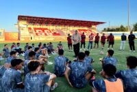 Presiden Madura United, Prof. Achsanul Qosasi memberikan arahan kepada para punggawa Laskar Sape Kerrap di SGMRP Pamekasan. (MOH. IQBALUL KHAVEI MZ / KLIKMADURA)