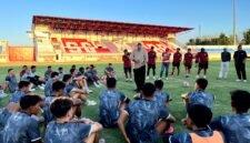 Presiden Madura United, Prof. Achsanul Qosasi memberikan arahan kepada para punggawa Laskar Sape Kerrap di SGMRP Pamekasan. (MOH. IQBALUL KHAVEI MZ / KLIKMADURA)