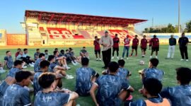 Presiden Madura United, Prof. Achsanul Qosasi memberikan arahan kepada para punggawa Laskar Sape Kerrap di SGMRP Pamekasan. (MOH. IQBALUL KHAVEI MZ / KLIKMADURA)