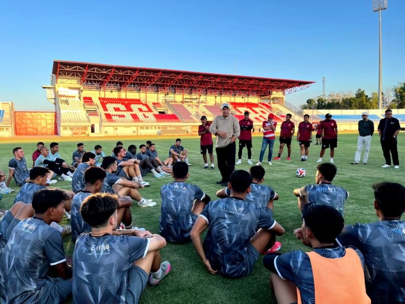 Presiden Madura United, Prof. Achsanul Qosasi memberikan arahan kepada para punggawa Laskar Sape Kerrap di SGMRP Pamekasan. (MOH. IQBALUL KHAVEI MZ / KLIKMADURA)