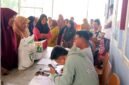 BERMANFAAT: Proses penyaluran Banpang di Desa Tlagah, Kecamatan Pegantenan. (BULOG UNTUK KLIK MADURA)