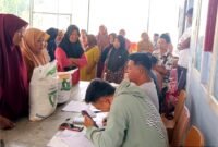 BERMANFAAT: Proses penyaluran Banpang di Desa Tlagah, Kecamatan Pegantenan. (BULOG UNTUK KLIK MADURA)