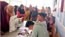 BERMANFAAT: Proses penyaluran Banpang di Desa Tlagah, Kecamatan Pegantenan. (BULOG UNTUK KLIK MADURA)