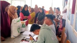 BERMANFAAT: Proses penyaluran Banpang di Desa Tlagah, Kecamatan Pegantenan. (BULOG UNTUK KLIK MADURA)