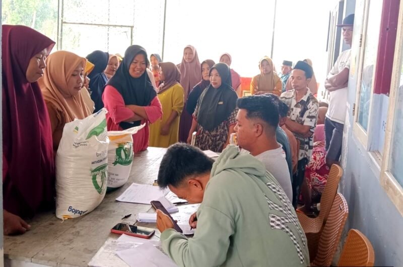 BERMANFAAT: Proses penyaluran Banpang di Desa Tlagah, Kecamatan Pegantenan. (BULOG UNTUK KLIK MADURA)