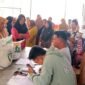 BERMANFAAT: Proses penyaluran Banpang di Desa Tlagah, Kecamatan Pegantenan. (BULOG UNTUK KLIK MADURA)