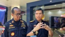 Kepala Kantor Wilayah Direktorat Jenderal Bea dan Cukai Jawa Timur I, Untung Basuki saat diwawancara awak media. (MOH. IQBALUL KHAVEI MZ / KLIKMADURA)