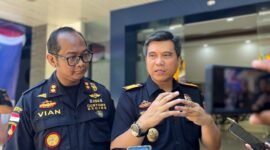 Kepala Kantor Wilayah Direktorat Jenderal Bea dan Cukai Jawa Timur I, Untung Basuki saat diwawancara awak media. (MOH. IQBALUL KHAVEI MZ / KLIKMADURA)