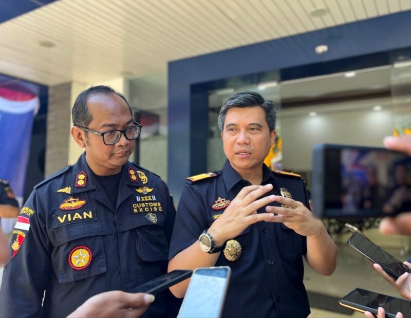 Kepala Kantor Wilayah Direktorat Jenderal Bea dan Cukai Jawa Timur I, Untung Basuki saat diwawancara awak media. (MOH. IQBALUL KHAVEI MZ / KLIKMADURA)