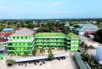 Sejumlah mahasiswa berada di halaman kampus Universitas Islam Madura (UIM).