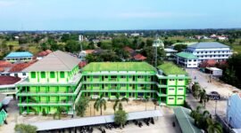 Sejumlah mahasiswa berada di halaman kampus Universitas Islam Madura (UIM).