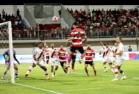 Punggawa Madura United, Pedro Monteiro mencoba merobek gawang Persis Solo melalui tandukan di SGMRP Pamekasan. (MOH. IQBALUL KHAVEI MZ / KLIKMADURA)