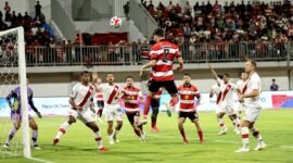Punggawa Madura United, Pedro Monteiro mencoba merobek gawang Persis Solo melalui tandukan di SGMRP Pamekasan. (MOH. IQBALUL KHAVEI MZ / KLIKMADURA)