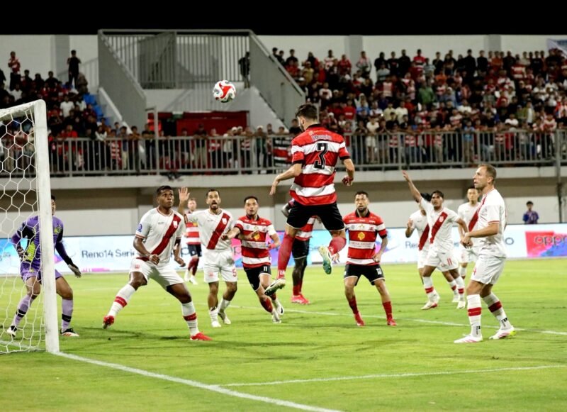 Punggawa Madura United, Pedro Monteiro mencoba merobek gawang Persis Solo melalui tandungan di SGMRP Pamekasan. (MOH. IQBALUL KHAVEI MZ / KLIKMADURA)