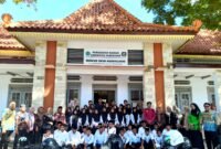 Kepala SRMP 29 Pamekasan Aisyah Minarni Mukti bersama 50 siswa foto bersama usai mengunjungi pameran budaya di Museum Mandhilaras beberapa waktu lalu. (SRMP FOR KLIKMADURA)