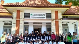 Kepala SRMP 29 Pamekasan Aisyah Minarni Mukti bersama 50 siswa foto bersama usai mengunjungi pameran budaya di Museum Mandhilaras beberapa waktu lalu. (SRMP FOR KLIKMADURA)