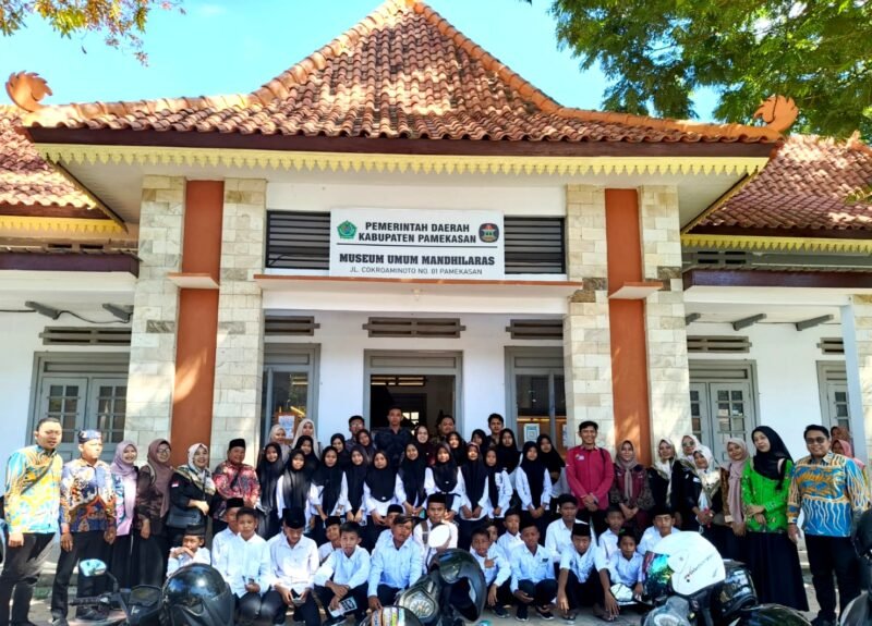 Kepala SRMP 29 Pamekasan Aisyah Minarni Mukti bersama 50 siswa foto bersama usai mengunjungi pameran budaya di Museum Mandhilaras beberapa waktu lalu. (SRMP FOR KLIKMADURA)